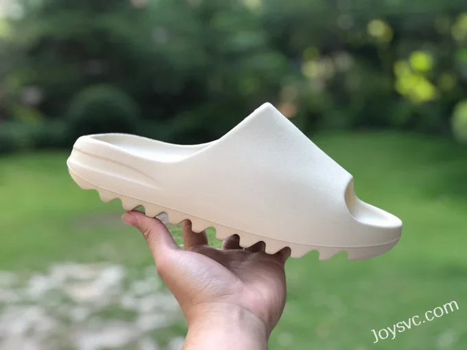 Adidas Yeezy Slide in Off-White