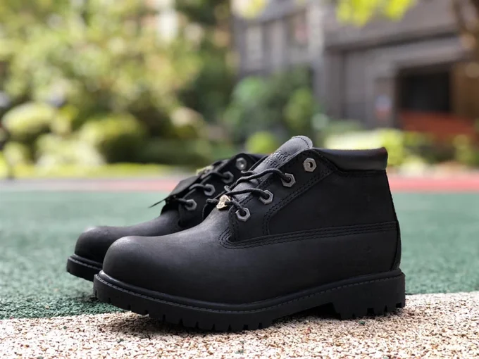 Timberland 6-Inch Lightweight Boots in Black Mid-Top