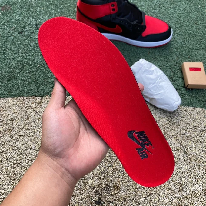 Air Jordan 1 High FD4810-061 Satin Bred Retro