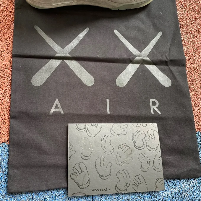 Air Jordan 4 KAWS 930155-003 Grey