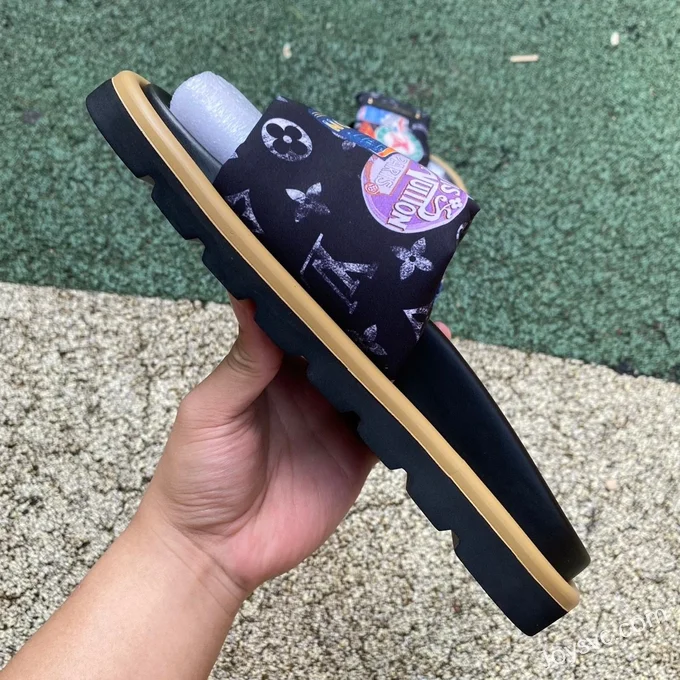 Louis Vuitton Pool Pillow Comfort Black Gum Slides