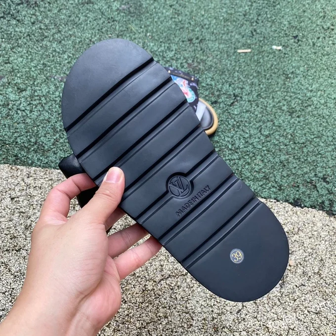 Louis Vuitton Pool Pillow Comfort Black Gum Slides