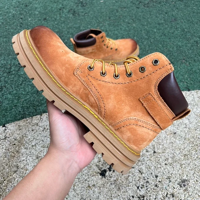 Timberland Mid-Top Boots in Light Brown